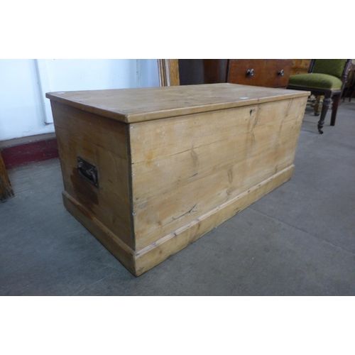 149 - A Victorian pine blanket box
