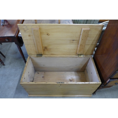 174 - A Victorian pine blanket box
