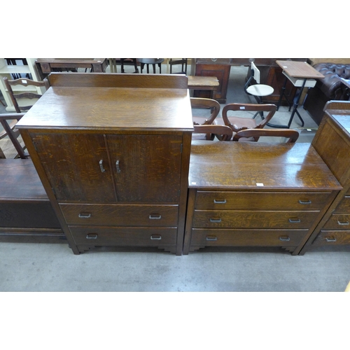 188 - An early 20th Century oak two piece bedroom suite