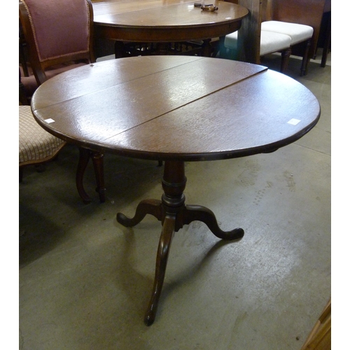 248 - A George III oak circular tilt-top tripod tea table