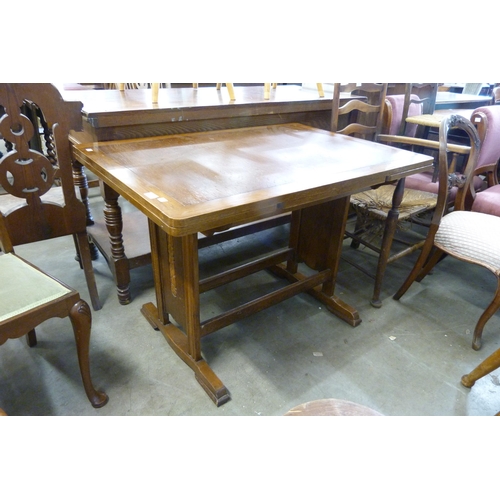 249 - An oak draw-leaf table