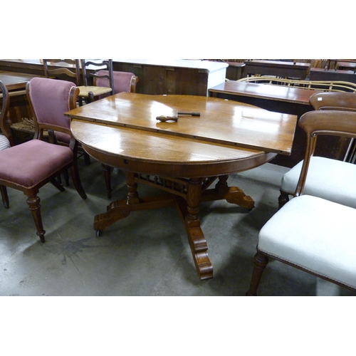 252 - A Victorian Aesthetic Movement oak extending dining table