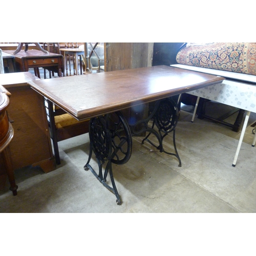 256 - A Singer mahogany and cast iron based pub table