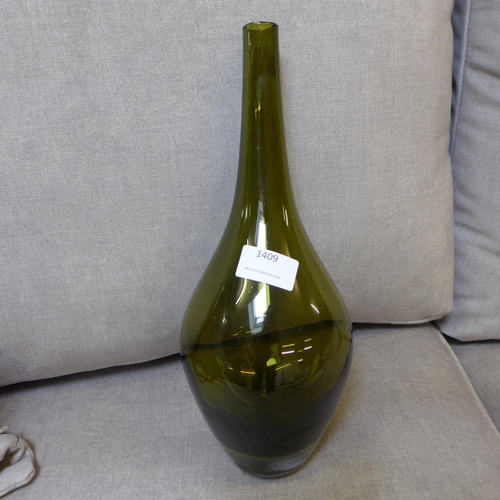 1409 - An opaque olive vase