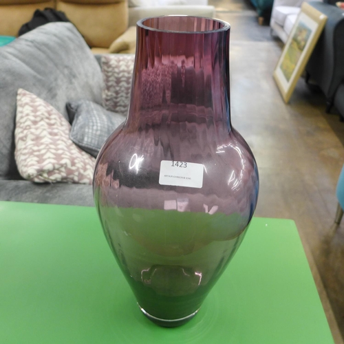 1423 - A purple opaque glass vase