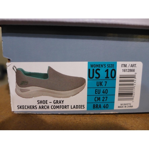 3122 - 2 Pairs of women's Skechers UK sizes: 5 & 7 * this lot is subject to VAT