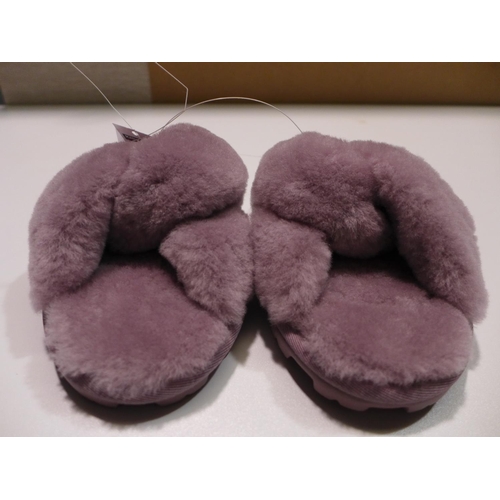 3124 - Pair of women's purple open-toe slippers UK size: 5 * this lot is subject to VAT