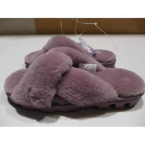 3124 - Pair of women's purple open-toe slippers UK size: 5 * this lot is subject to VAT