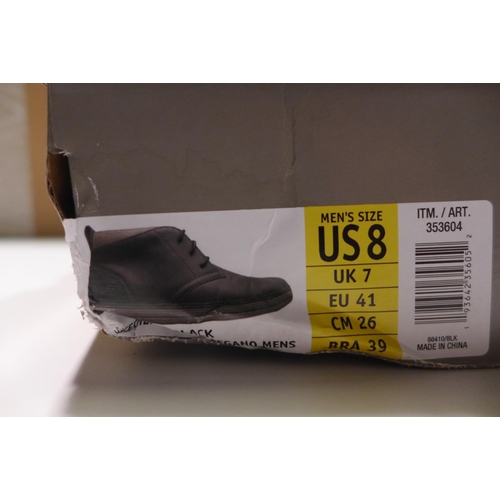 3131 - 2 Pairs of men's Skechers boots - UK sizes: 7 & 9 * this lot is subject to VAT