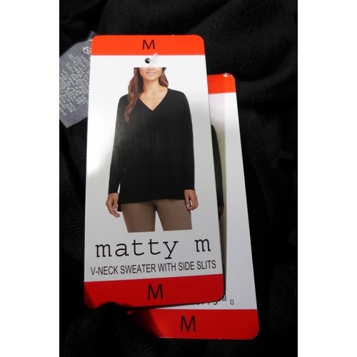 3138 - Quantity of women's V-neck sweaters - mainly black - mixed sizes * this lot is subject to VAT