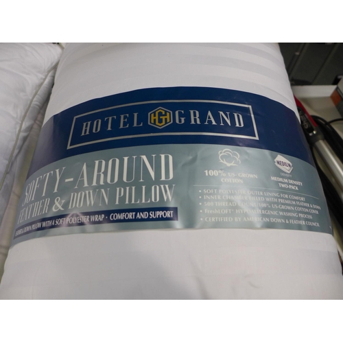 3189 - 2 Hotel Grand pillows  (296-36)   * This lot is subject to vat