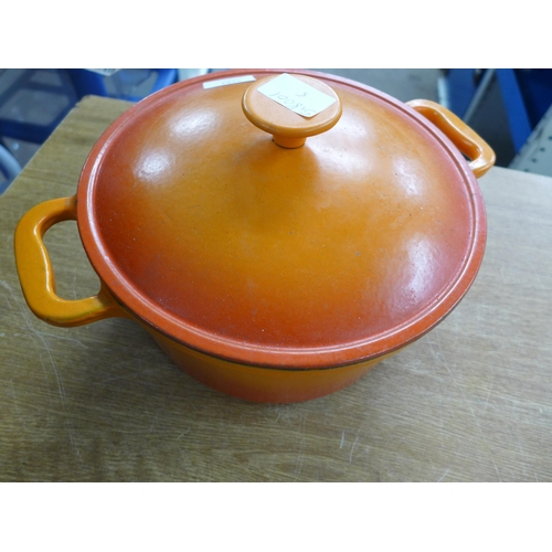 2282 - Cast metal casserole dish