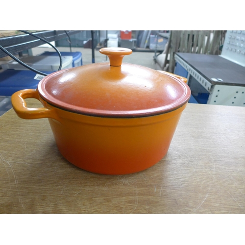 2282 - Cast metal casserole dish