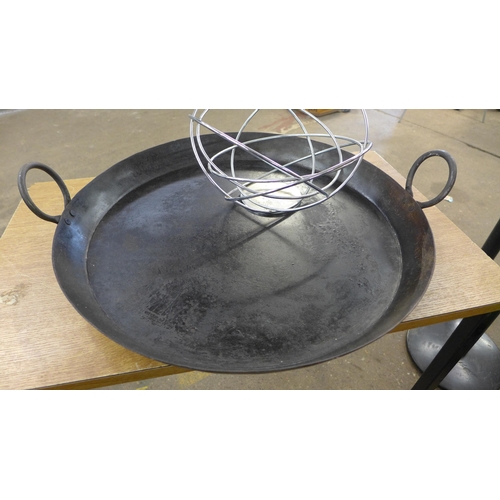 2294 - Large metal skillet pan and a metal fruit bowl