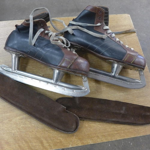 2301 - Vintage leather ice skates in a leather zip up bag