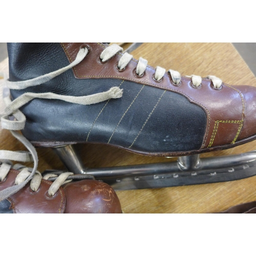 2301 - Vintage leather ice skates in a leather zip up bag