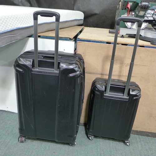 3261 - Samsonite 2 pc hardside black suitcase set (296-427) *This lot is subject to VAT