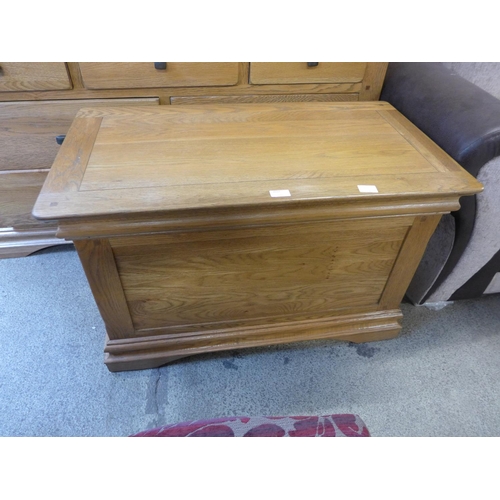 1607 - A natural oak blanket box