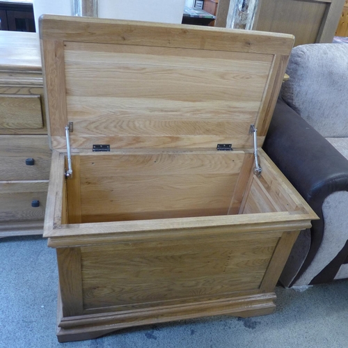 1607 - A natural oak blanket box