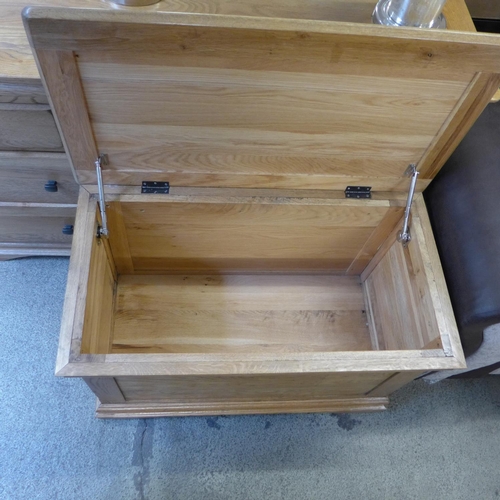 1607 - A natural oak blanket box