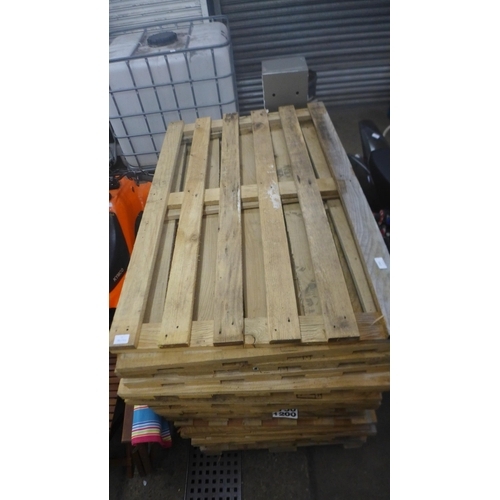 2263 - Approx. 20 pallet made fence panels