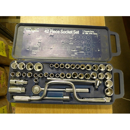 2039 - Halfords 42 piece socket set