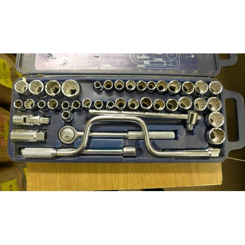 2039 - Halfords 42 piece socket set