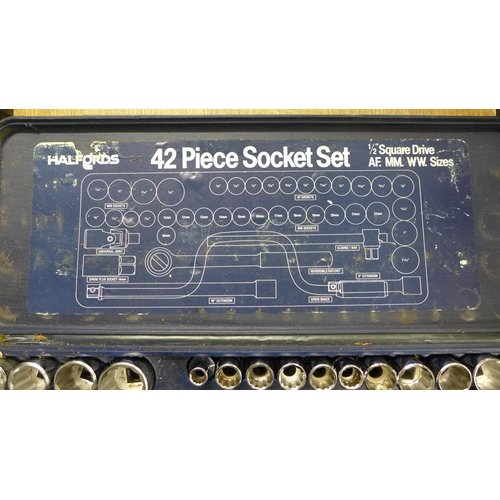 2039 - Halfords 42 piece socket set