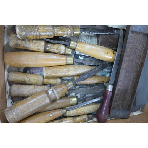 2049 - Approx. 12 wood chisels