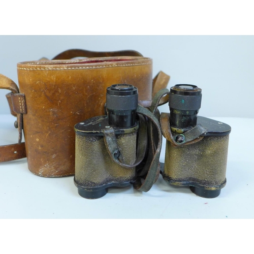 634 - A pair of Ross London binoculars in a leather case, early 20th Century