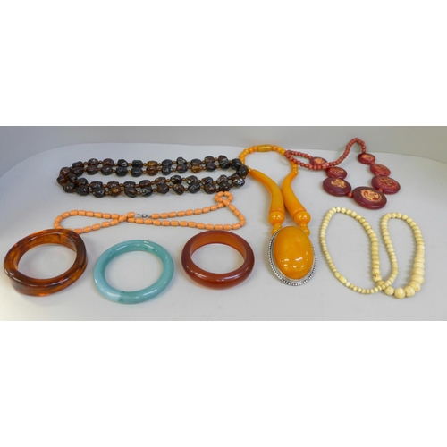 674 - A collection of vintage plastic jewellery, bangles, and a bone necklace