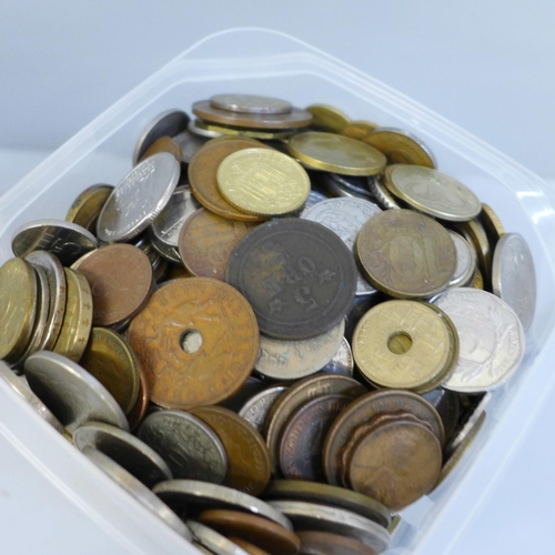 700 - A small tub of foreign coins, 3.8 kg