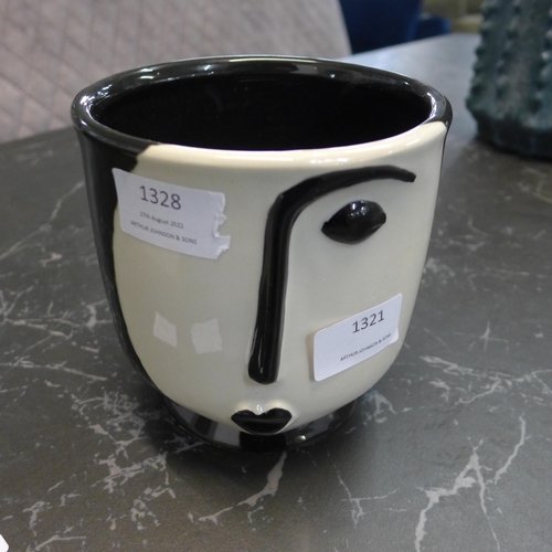 1321 - A black and white Dolomite face planter (90498509)   #