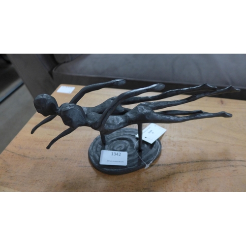 1342 - A metal Swimmers sculpture W31cm (863513)