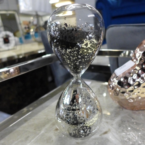 1471 - A silver and black sand small hourglass