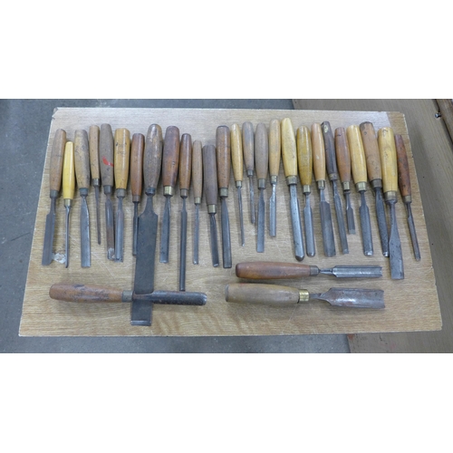 2002 - A box of approx. 29 wood carving chisel tools