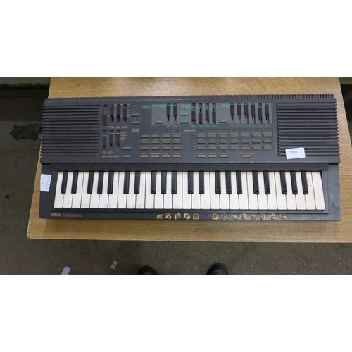 2069 - A Yamaha Portasound PSS-560 electric keyboard