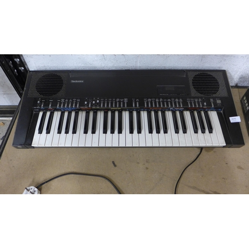 2070 - A Technics electronic keyboard