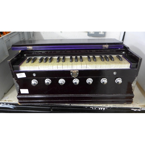 2071 - A vintage portable bellows organ