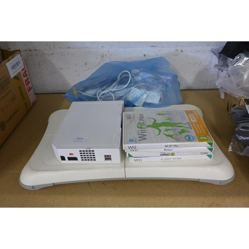 2076 - A WII console and board with four games and leads