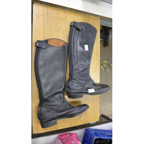 2090 - A pair of ladies' size 9 riding boots