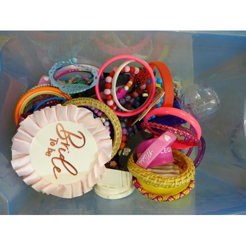 2098 - A bag of costume jewellery