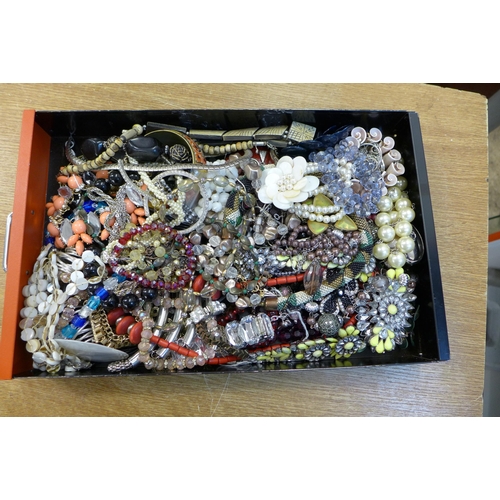 2123 - A tray of costume jewellery