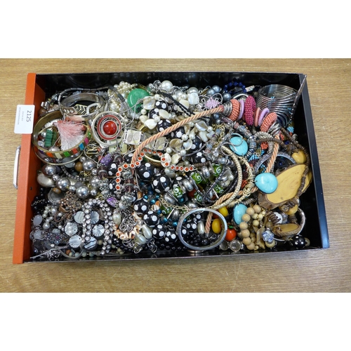 2125 - A tray of costume jewellery