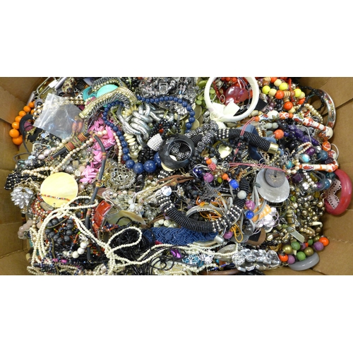 2126 - A tray of costume jewellery