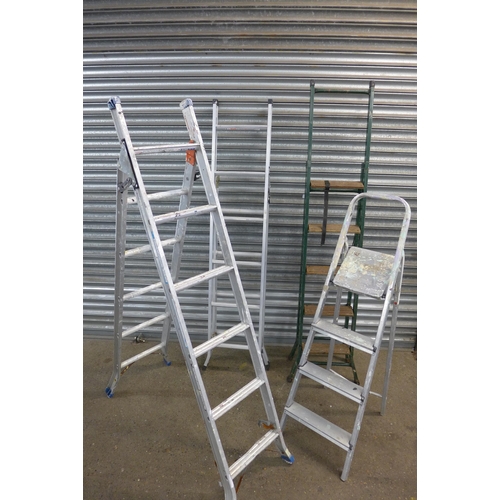 2207 - 4 Step ladders