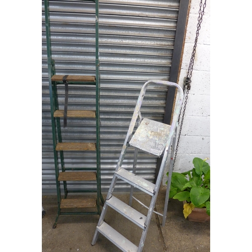 2207 - 4 Step ladders