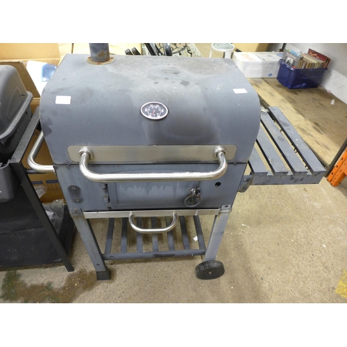 2233 - A charcoal BBQ/smoker