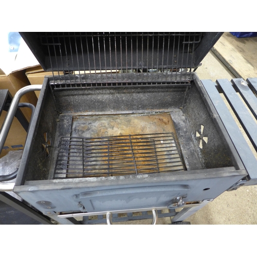 2233 - A charcoal BBQ/smoker