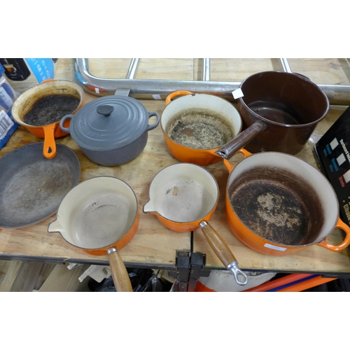 2266 - 8 Items of cast metal cookware